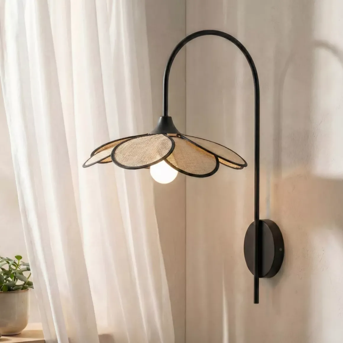 Lampada da parete petalo in tessuto (H62 cm) Alava Nero