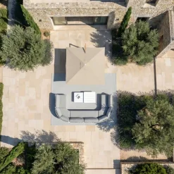 Ombrellone decentrato quadrato in alluminio con base (3 x 3 m) Elyra effetto legno e Tortora