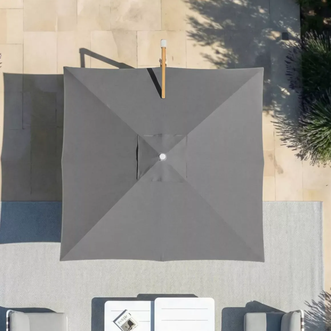 Ombrellone decentrato quadrato in alluminio con base (3 x 3 m) Elyra effetto legno e Antracite