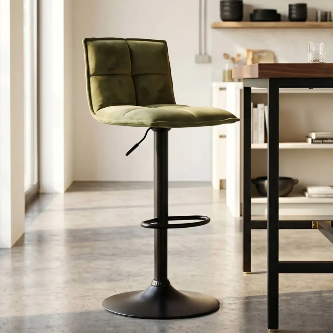 Set di 2 sgabelli da bar girevoli con schienale regolabile in altezza (seduta da 63 a 84 cm) Carly Verde oliva